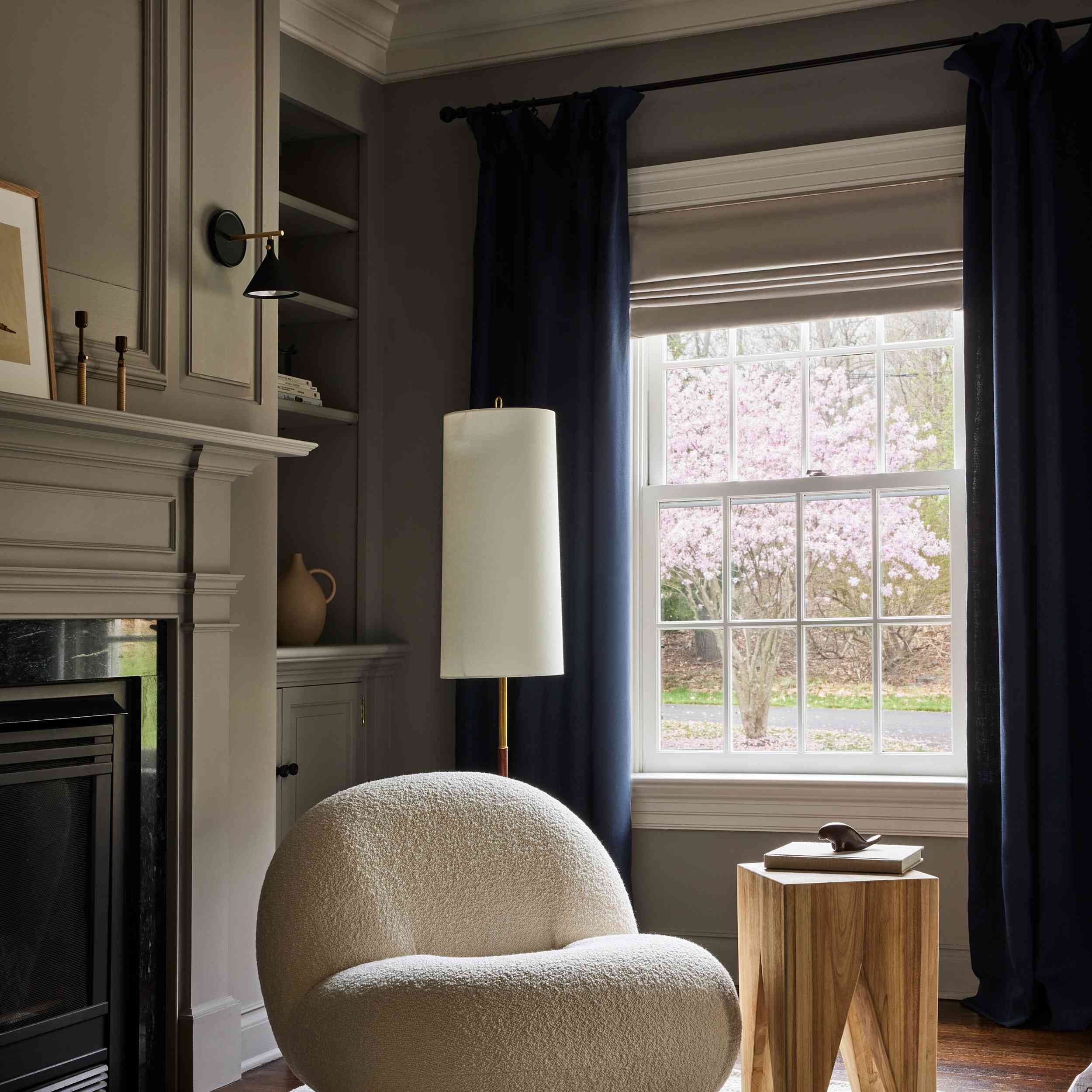 康涅狄格农家之旅-卧室配有毛线圈椅子和海军蓝窗帘