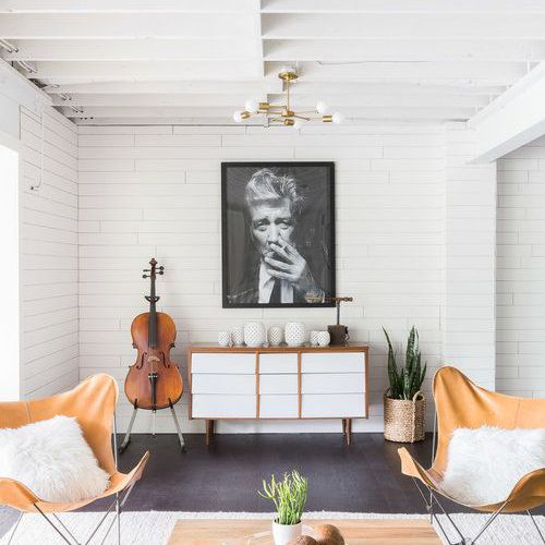 中性客厅与彩绘砖和自然的装饰