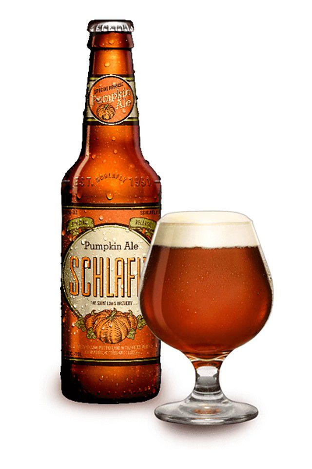 旁边的一瓶啤酒啤酒杯。