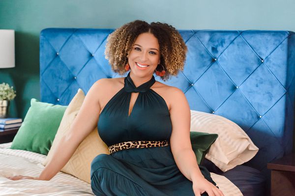 伊曼·斯图尔特在床上的照片。