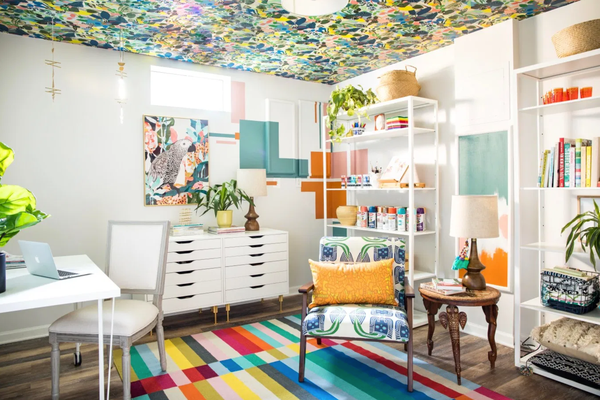 彩色墙纸天花板的家庭办公室