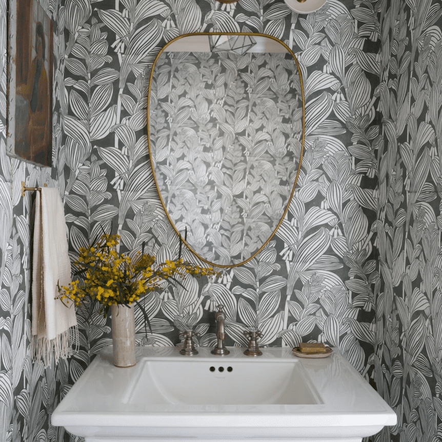 粉红色壁纸覆盖的粉末室