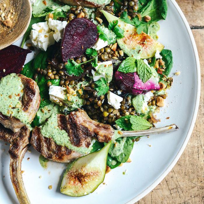 无花果和甜菜根沙拉，配香草酱和小扁豆”class=