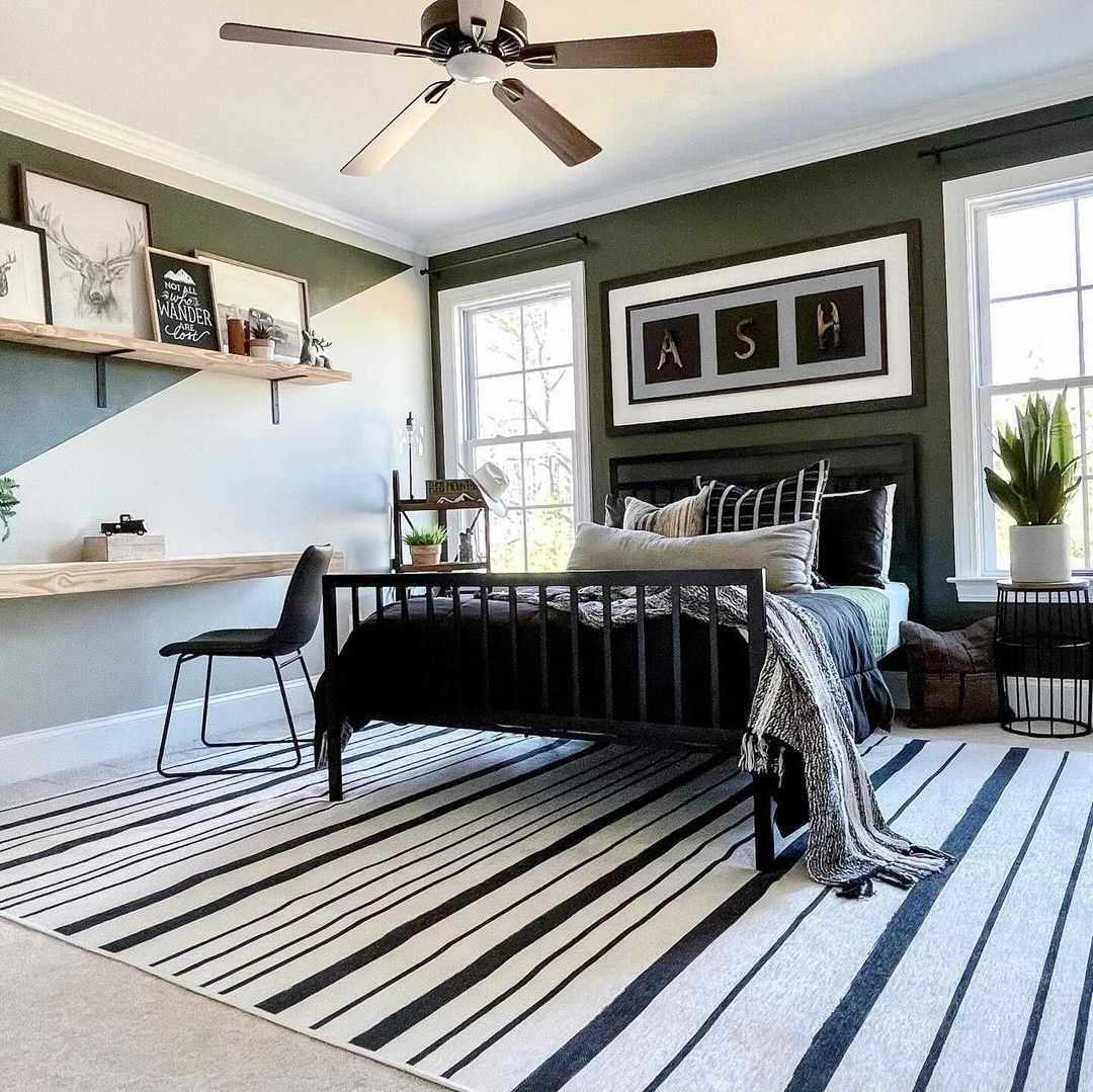 有条纹地毯的灰色卧室。