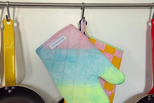 独角兽烤箱手套挂在煎锅旁边。