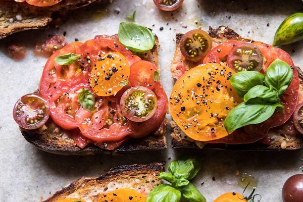 如何种植西红柿 - 大蒜番茄传家宝，罗勒和manchengo吐司