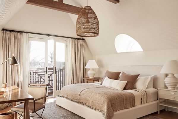 一间从地板到天花板都是杏仁装饰的卧室