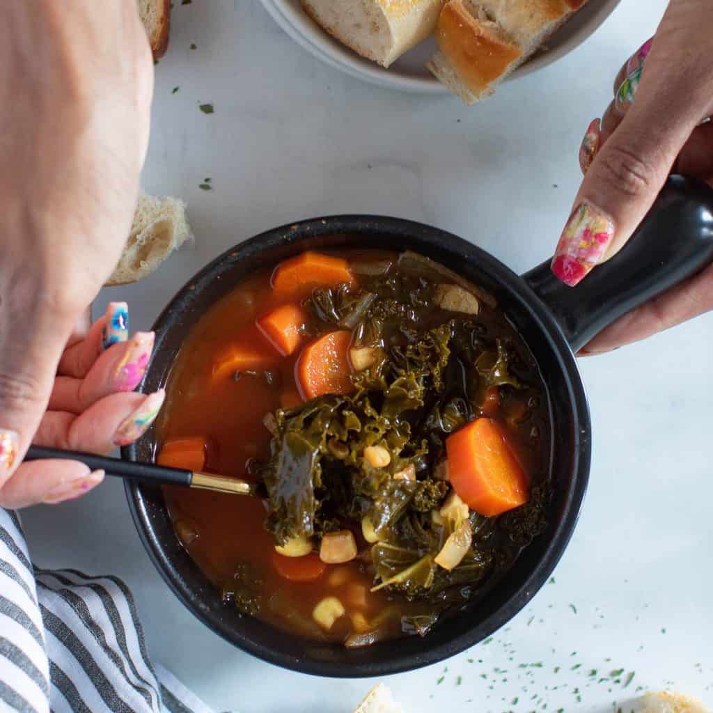 慢炖锅装的素食蔬菜汤