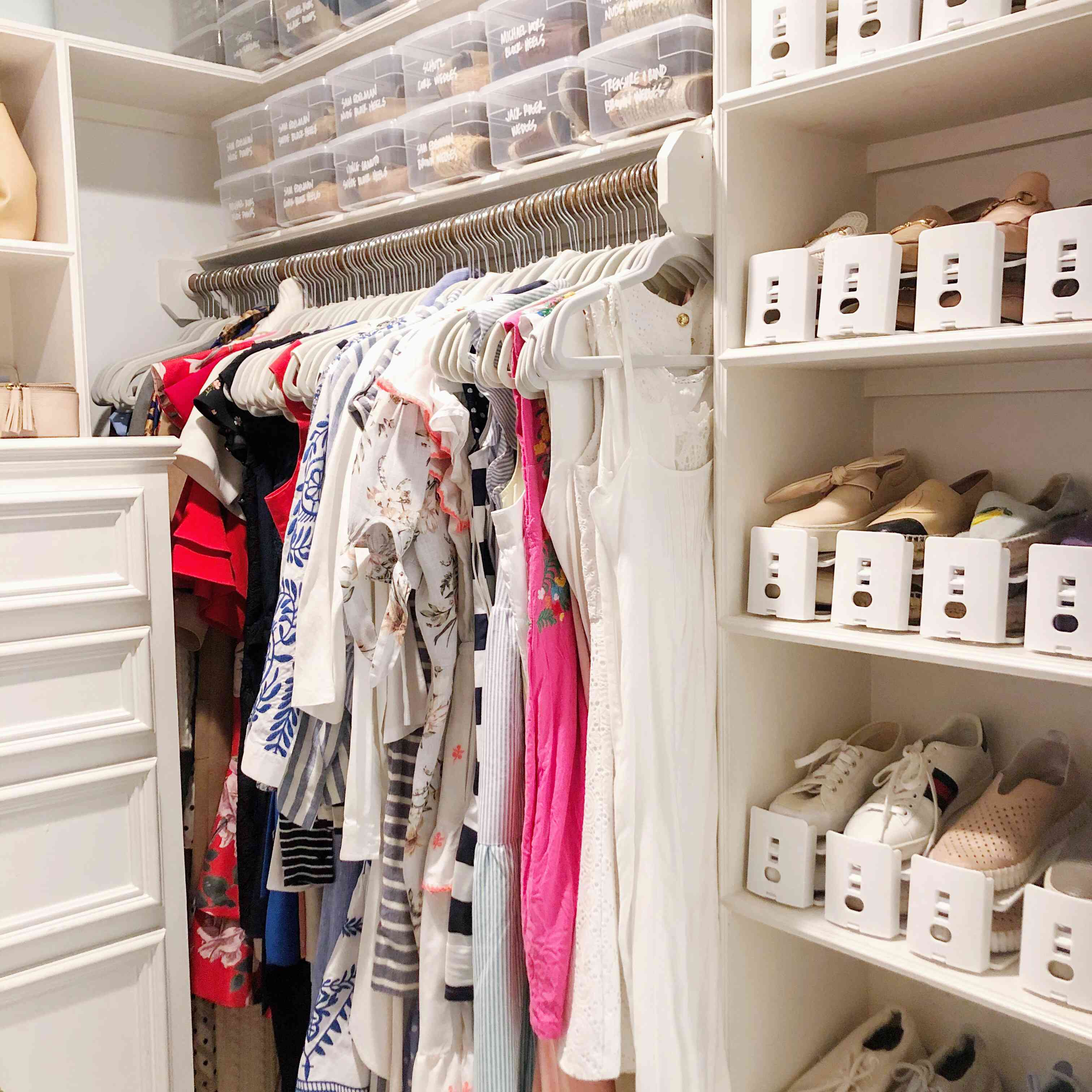 在壁橱顶部清除垃圾箱