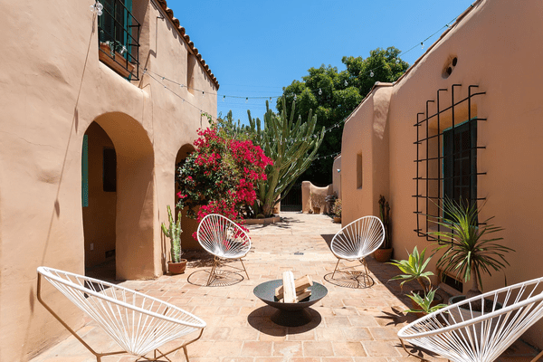 有四个雕塑躺椅的露台