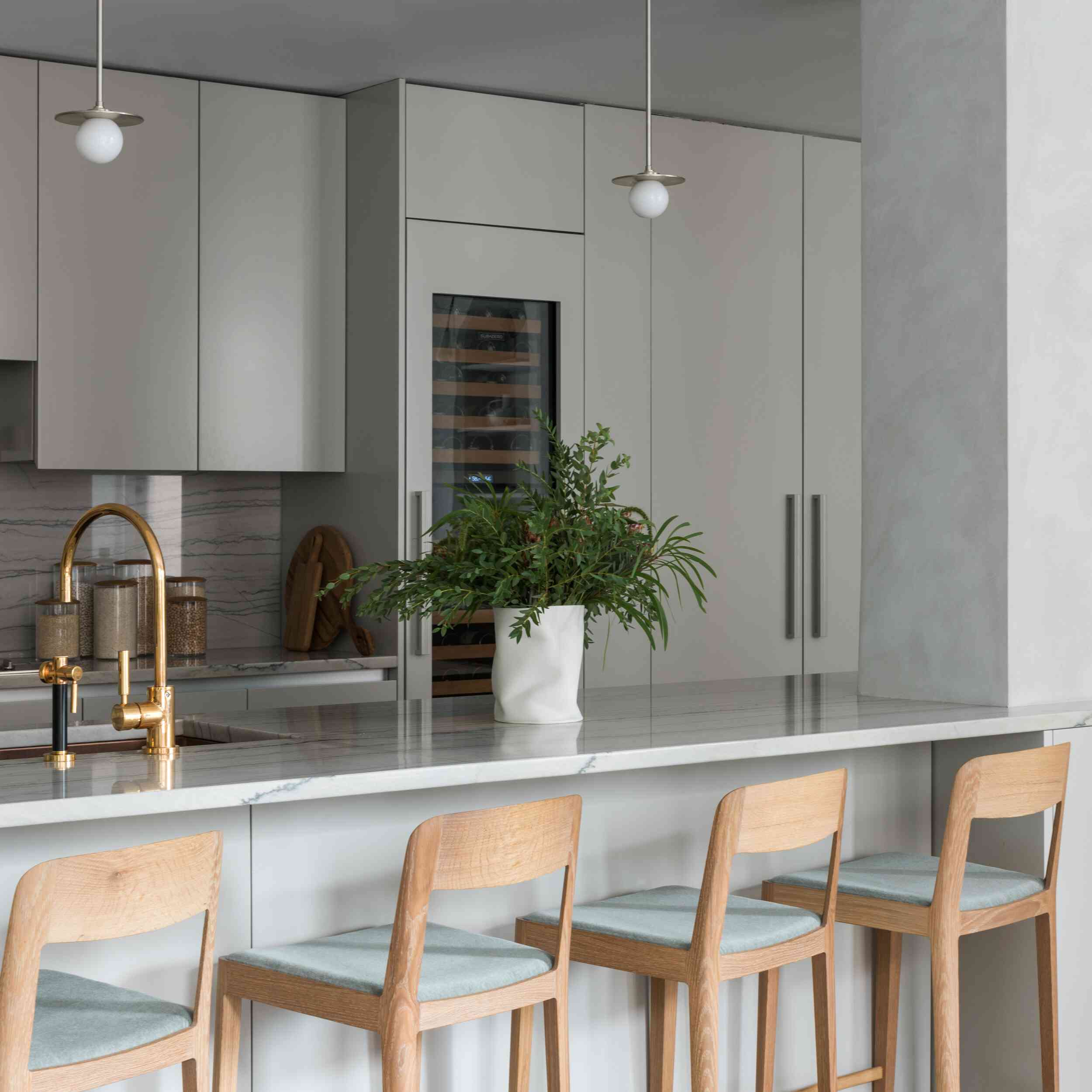 带浅灰色橱柜的时尚厨房