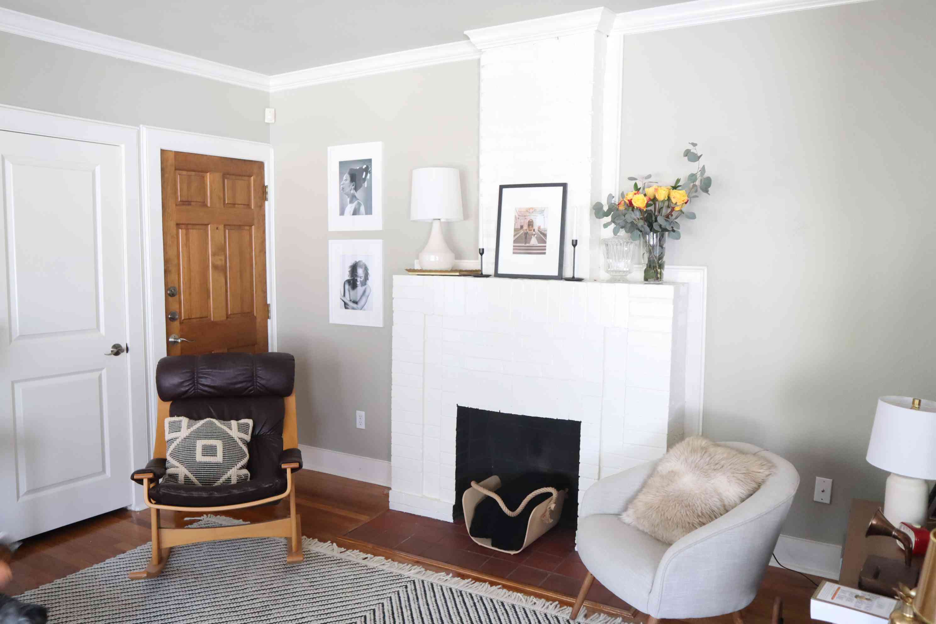 有艺术的客厅在墙壁上。