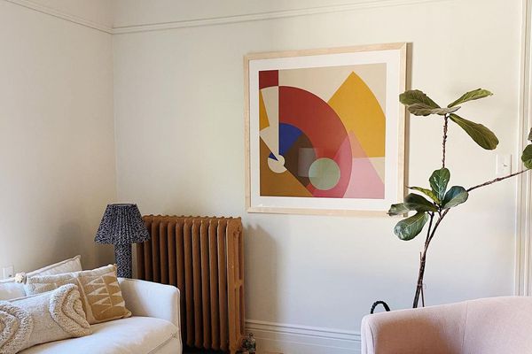 有抽象艺术的客厅