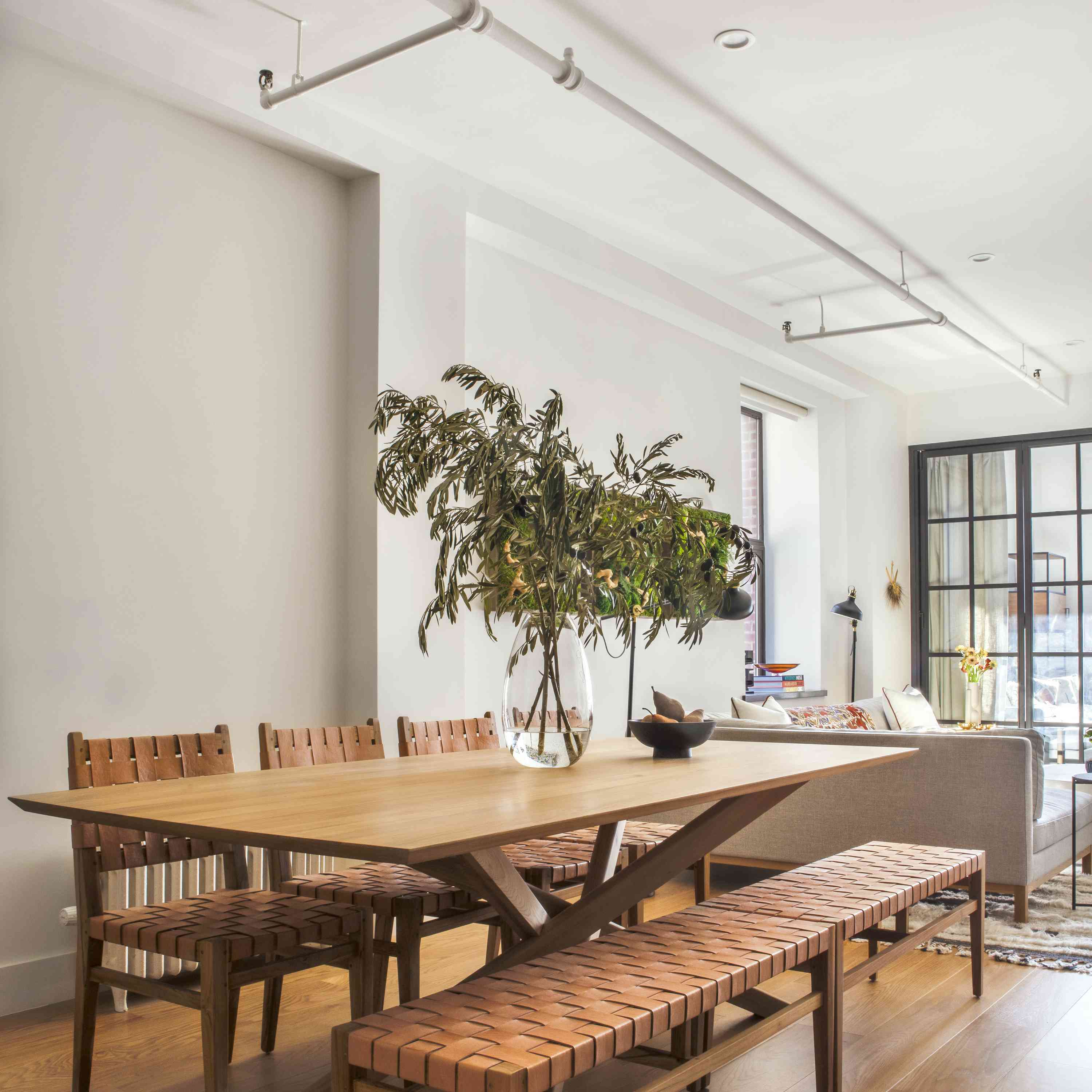 木餐桌在纽约公寓。