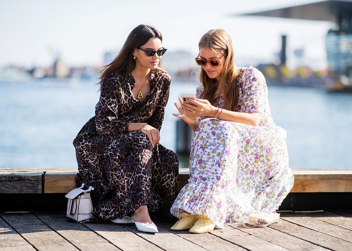 两名女子坐在 - 如何让别人停止你发短信“class=