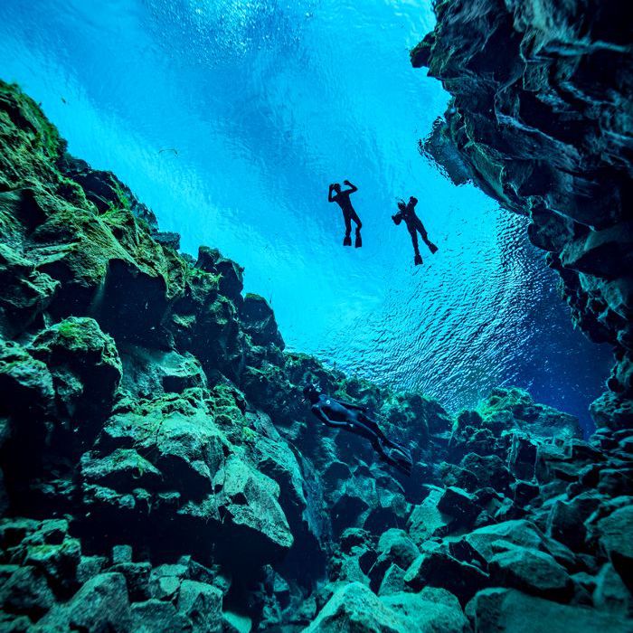 从水下看到冰岛的潜水者