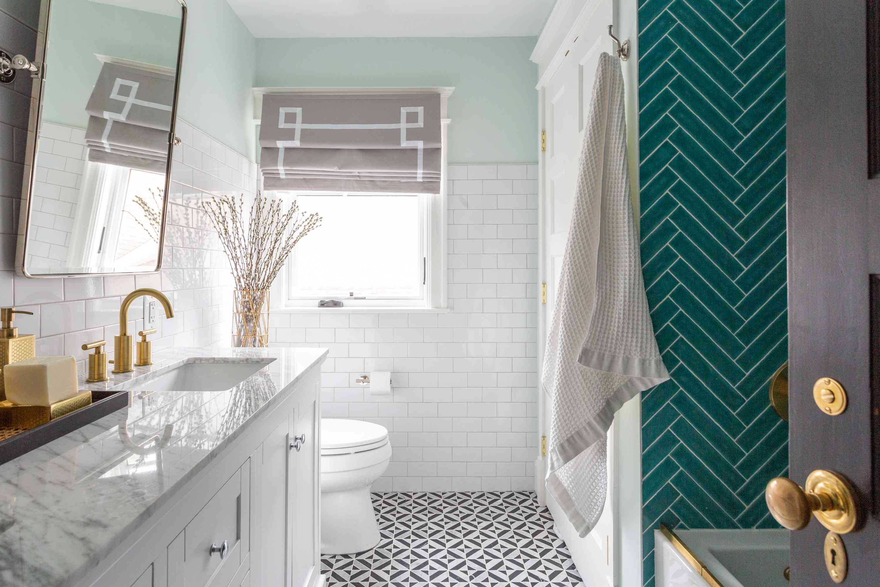 宽敞的浴室与蓝绿色瓷砖淋浴。