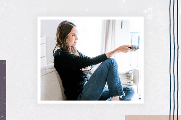 女人拿着遥控器。