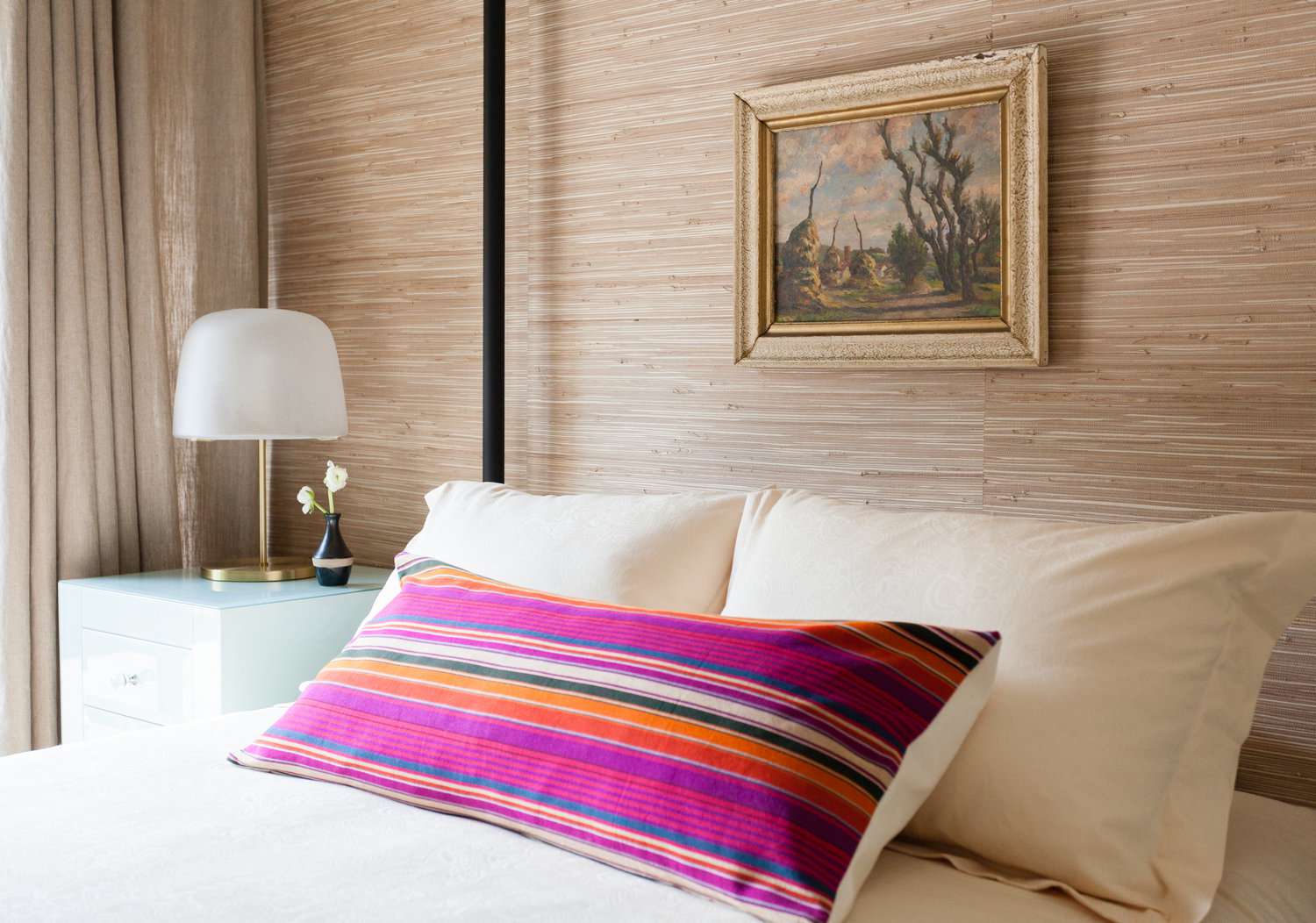 有墙纸和配套窗帘的卧室