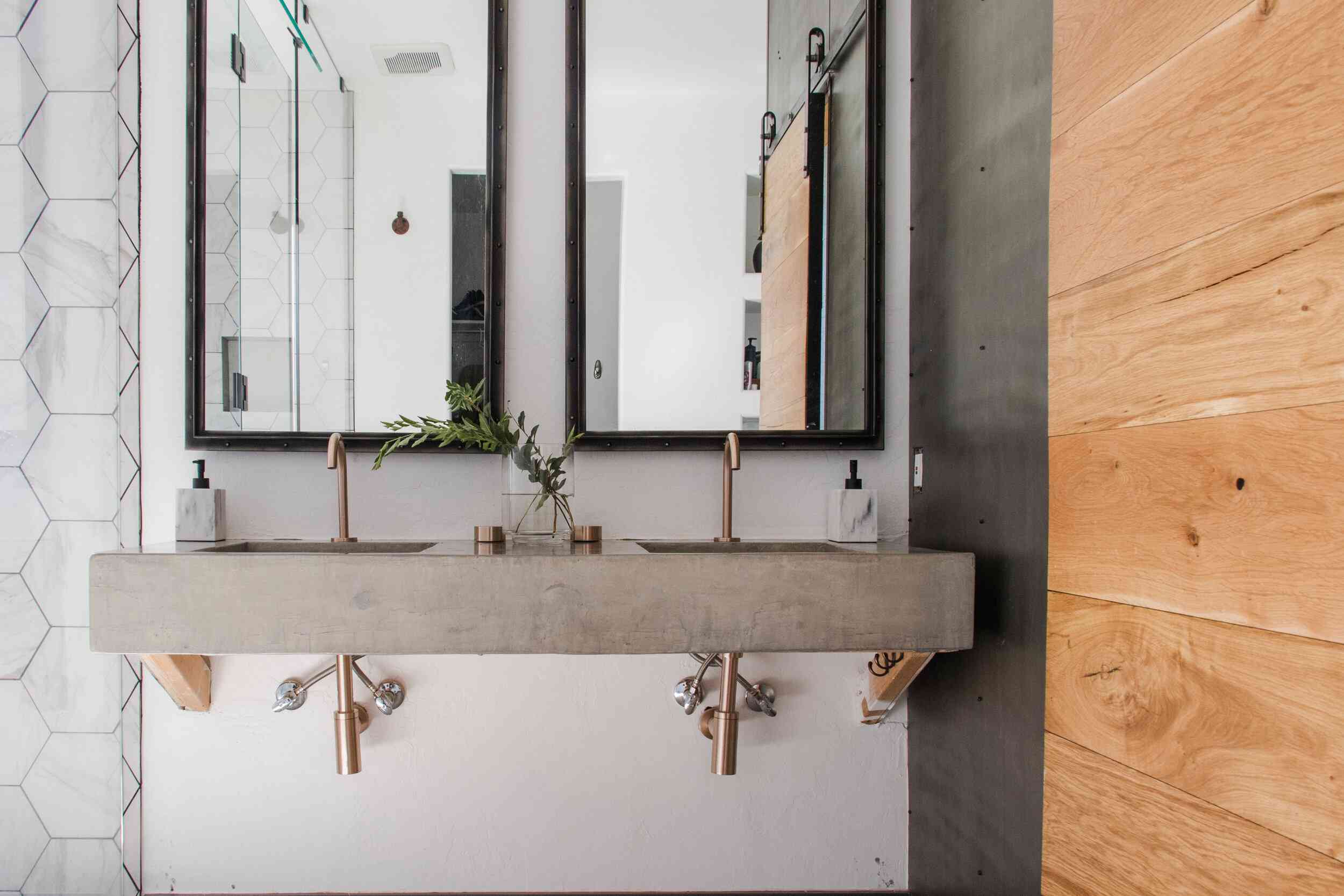 带混凝土壁挂水槽的浴室