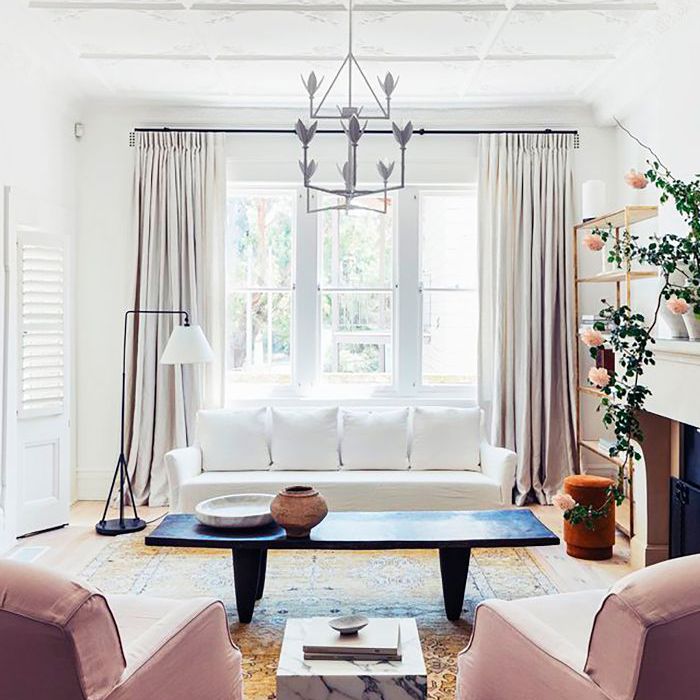 一个配有深色的木质茶几和白色的沙发生活