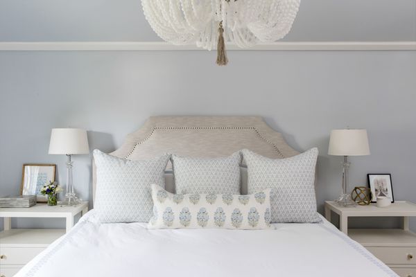 白色床上用品在软的蓝色卧室。