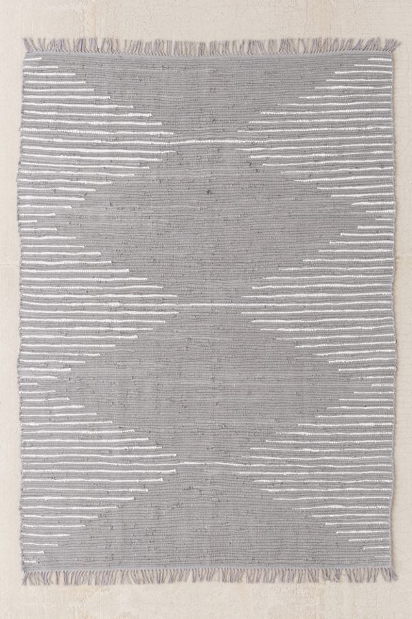 市区的户外用品店把条状碎布地毯连在一起