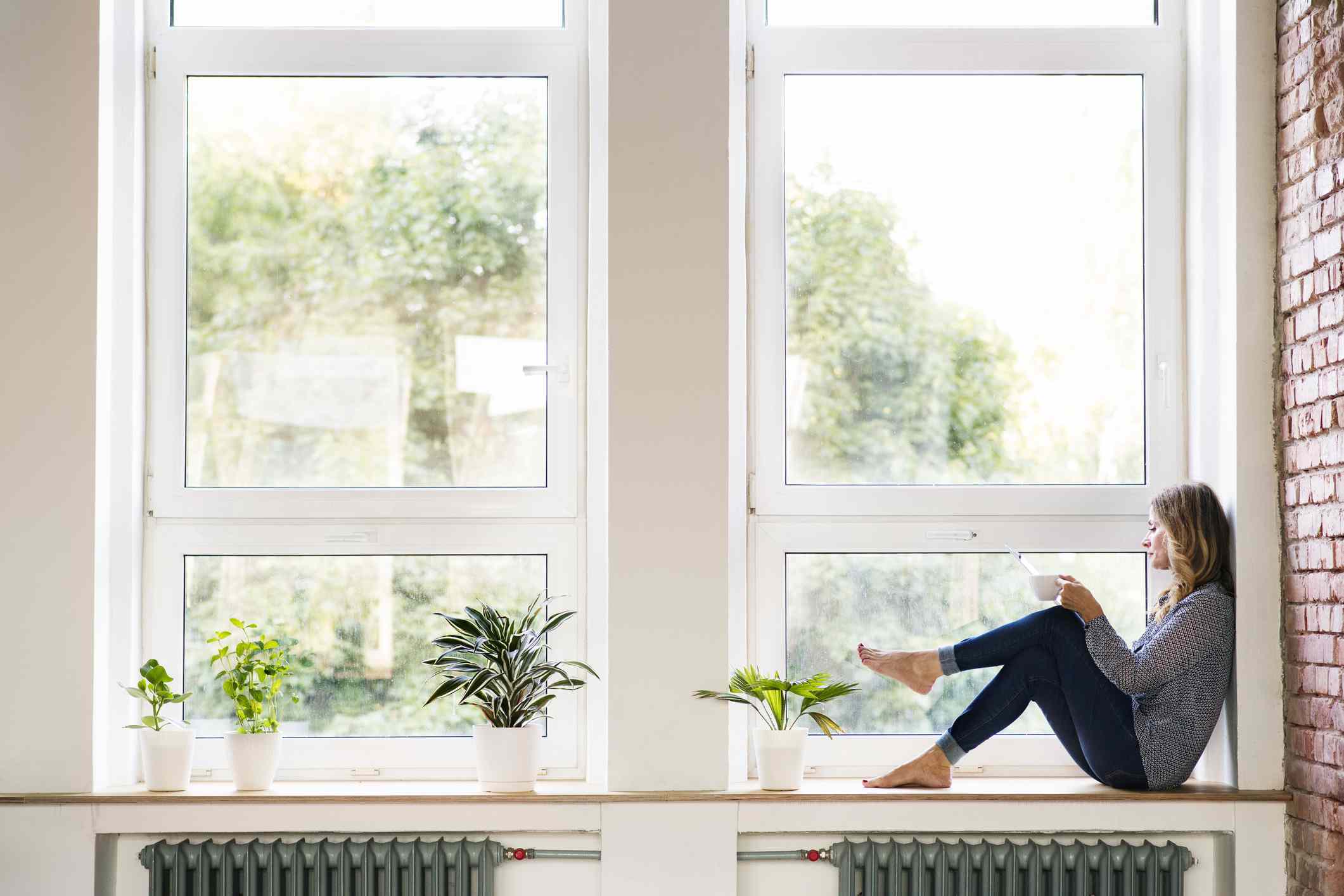 坐在窗边喝咖啡的女人