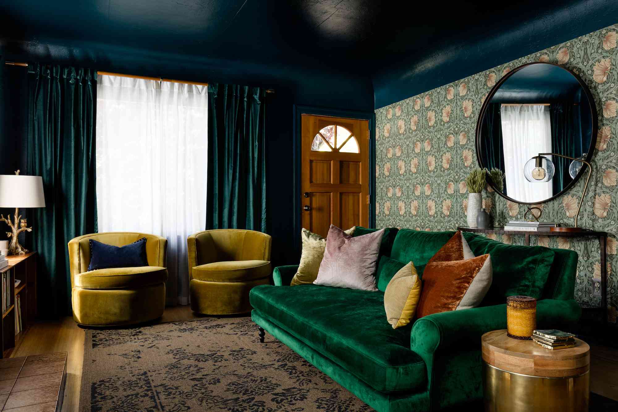 绿色的客厅和天鹅绒沙发。