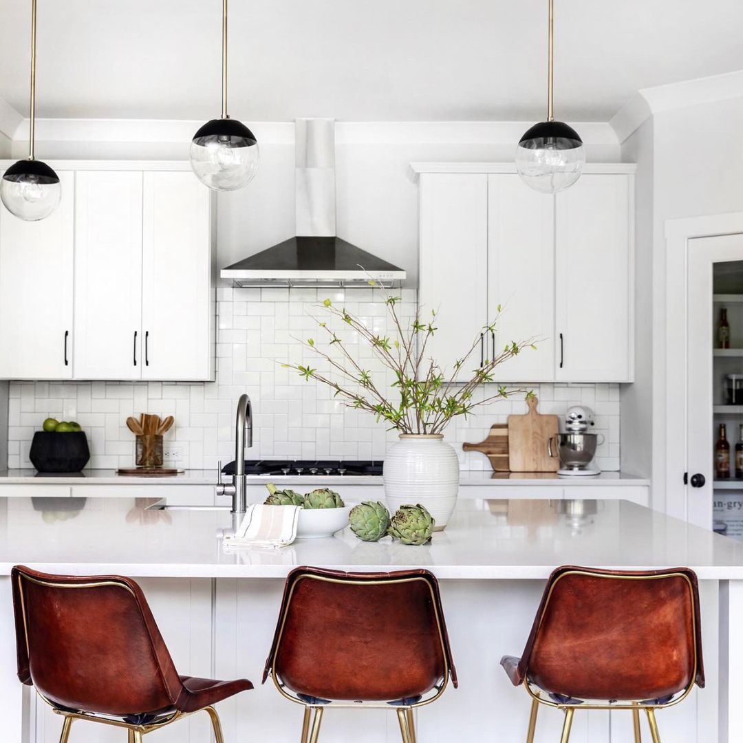 有黑垂饰灯的白色厨房