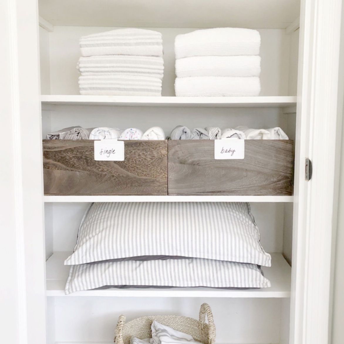 如何折叠配合的床单衣橱