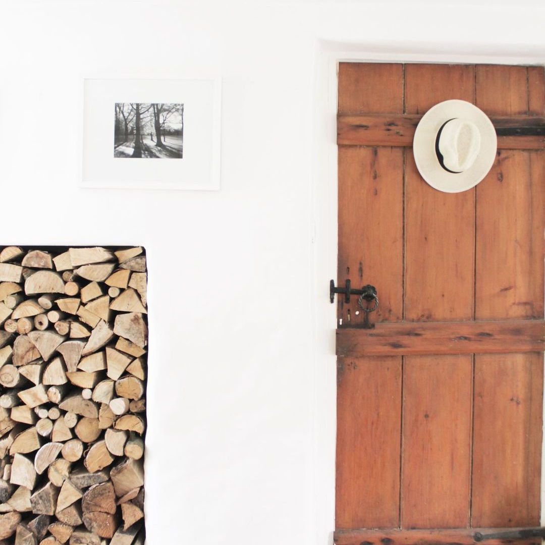 小屋门与闩锁。