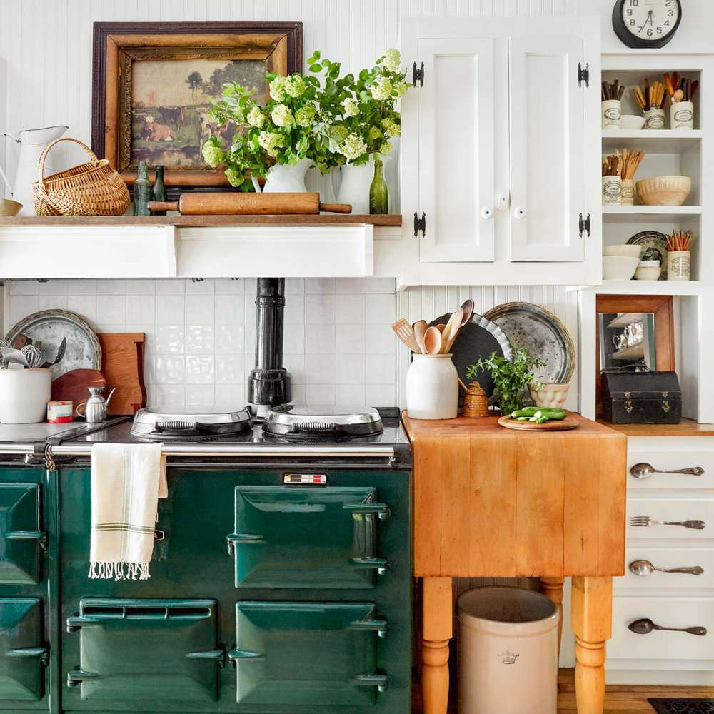 白色的厨房里有翠绿色的器具