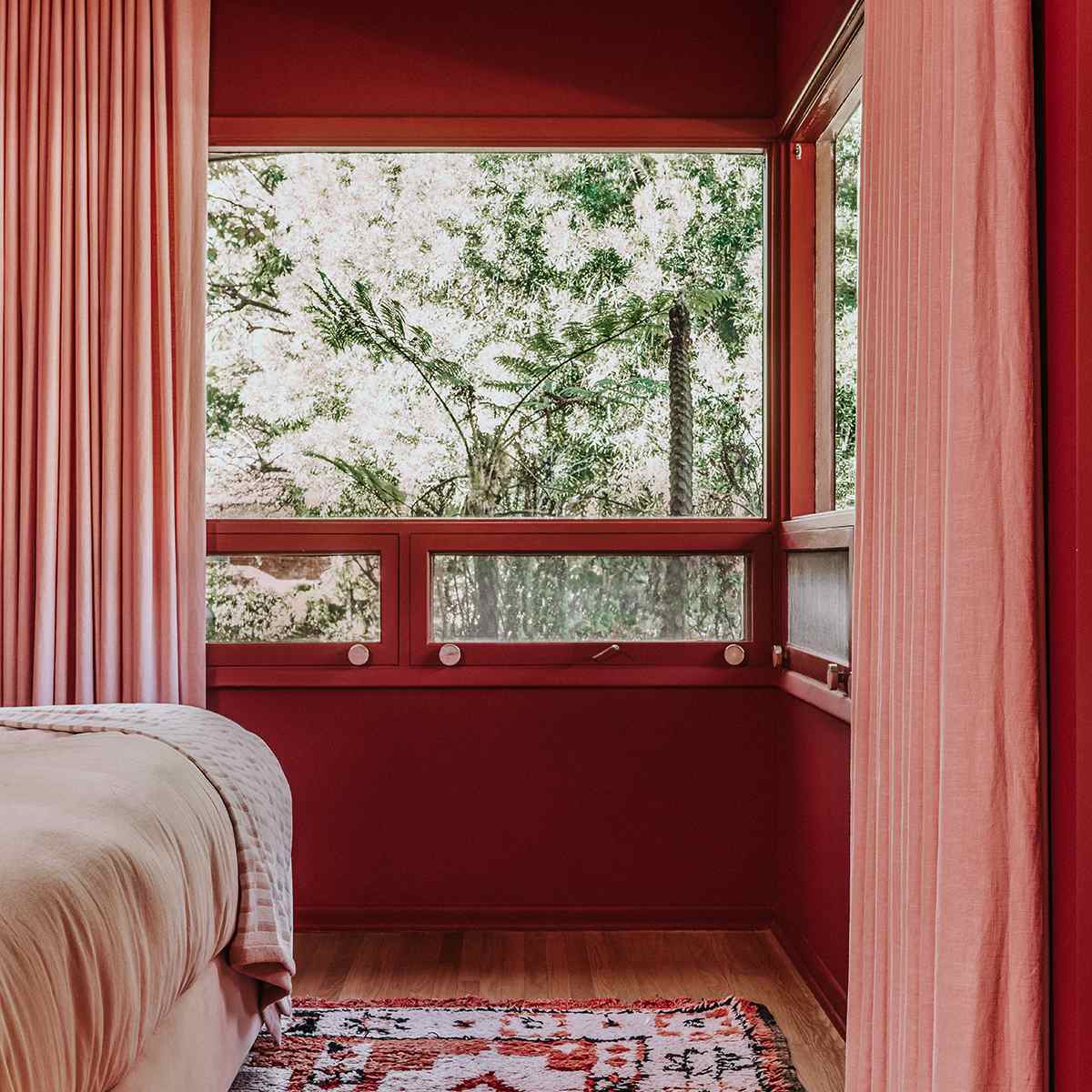 明亮的红色卧室-世纪中期设计