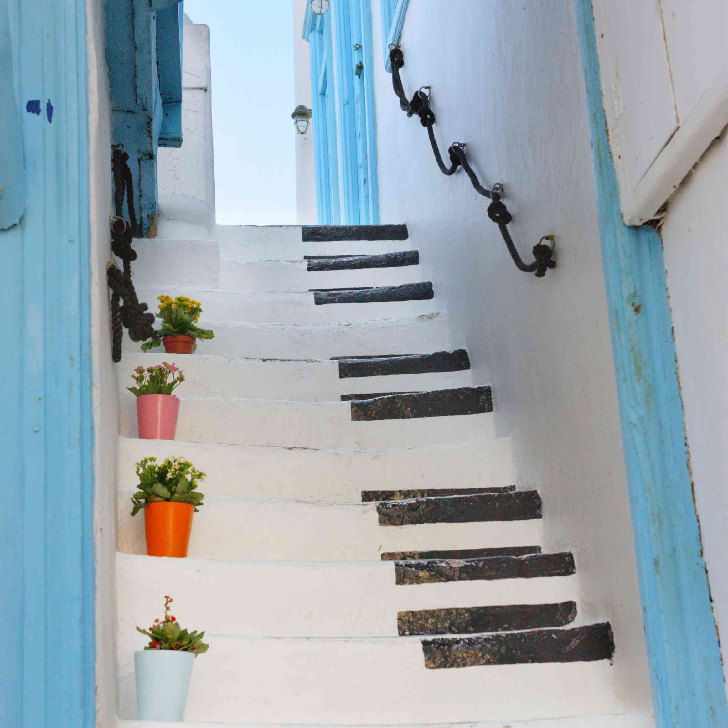 楼梯漆成钢琴的样子。