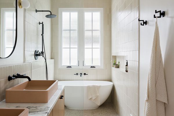 现代浴室与奶油和桃子的口音