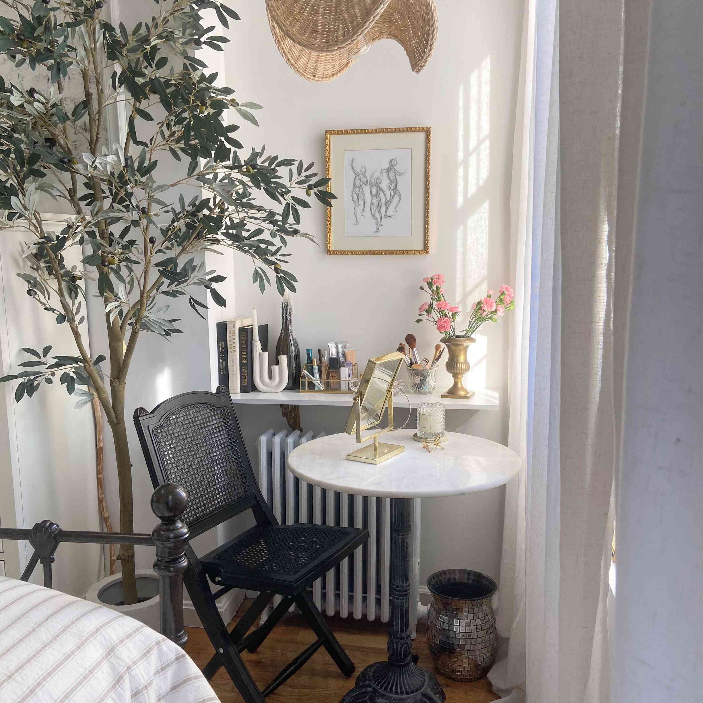 在角落的小大理石小酒馆桌。