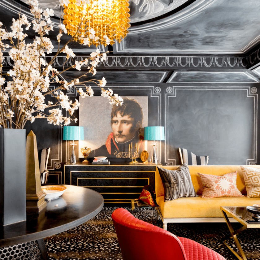 房间里有灰色油漆和小柱灯