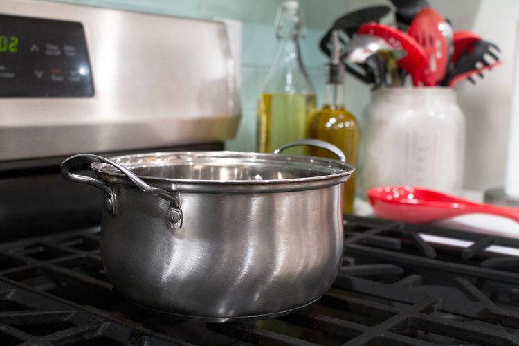 不锈钢汤锅在火炉顶部。