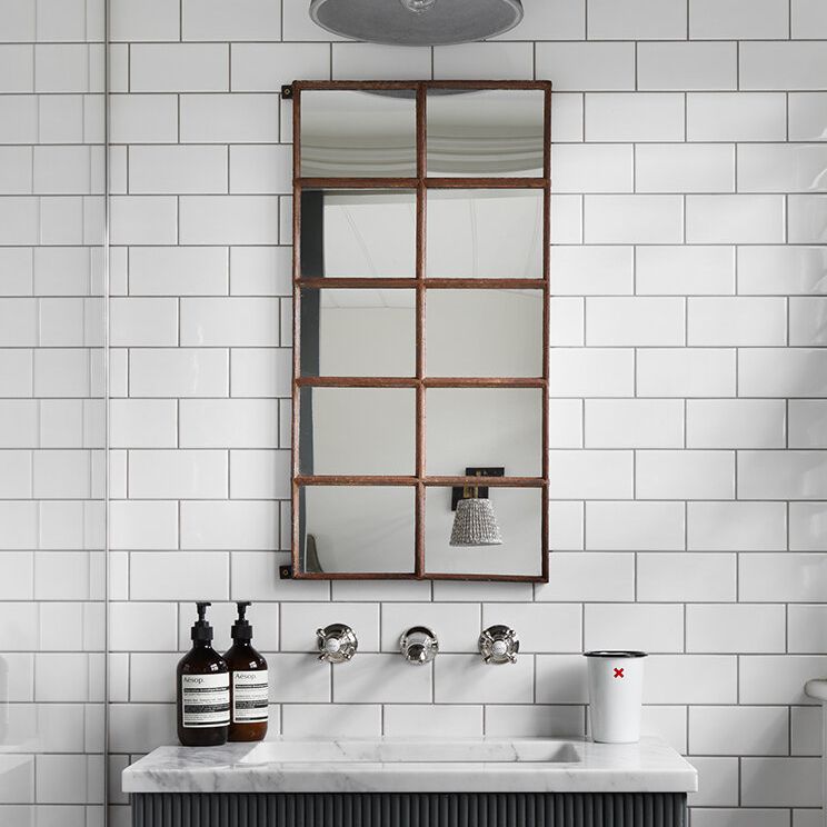 浴室内衬有白色地铁瓷砖和黑暗灌浆