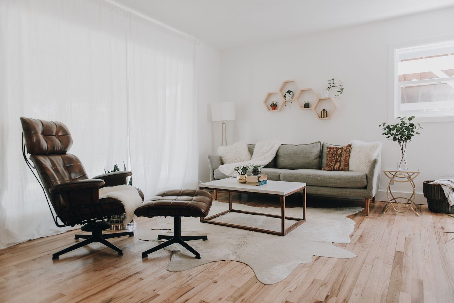 带搁架单位的客厅