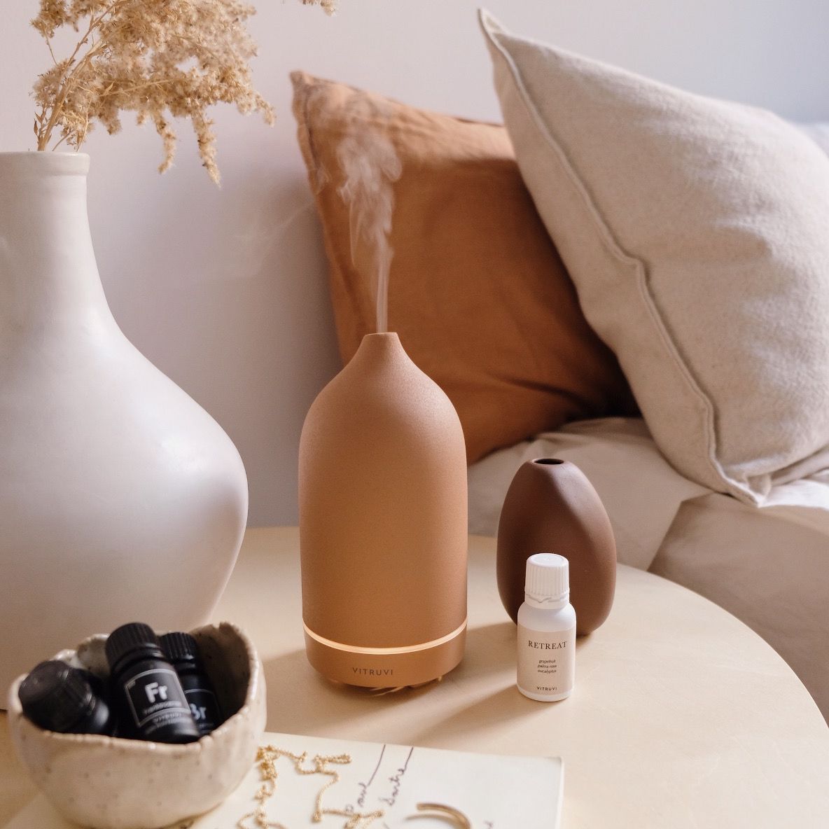 床头柜上的陶土精油扩散器