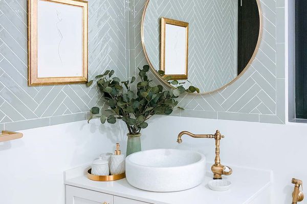 有白色水槽的美丽的卫生间。