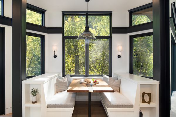 厨房里有长凳，可以俯瞰有大窗户的树木。