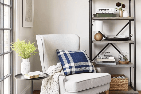 伦敦莓转金属口音桌子在客厅。