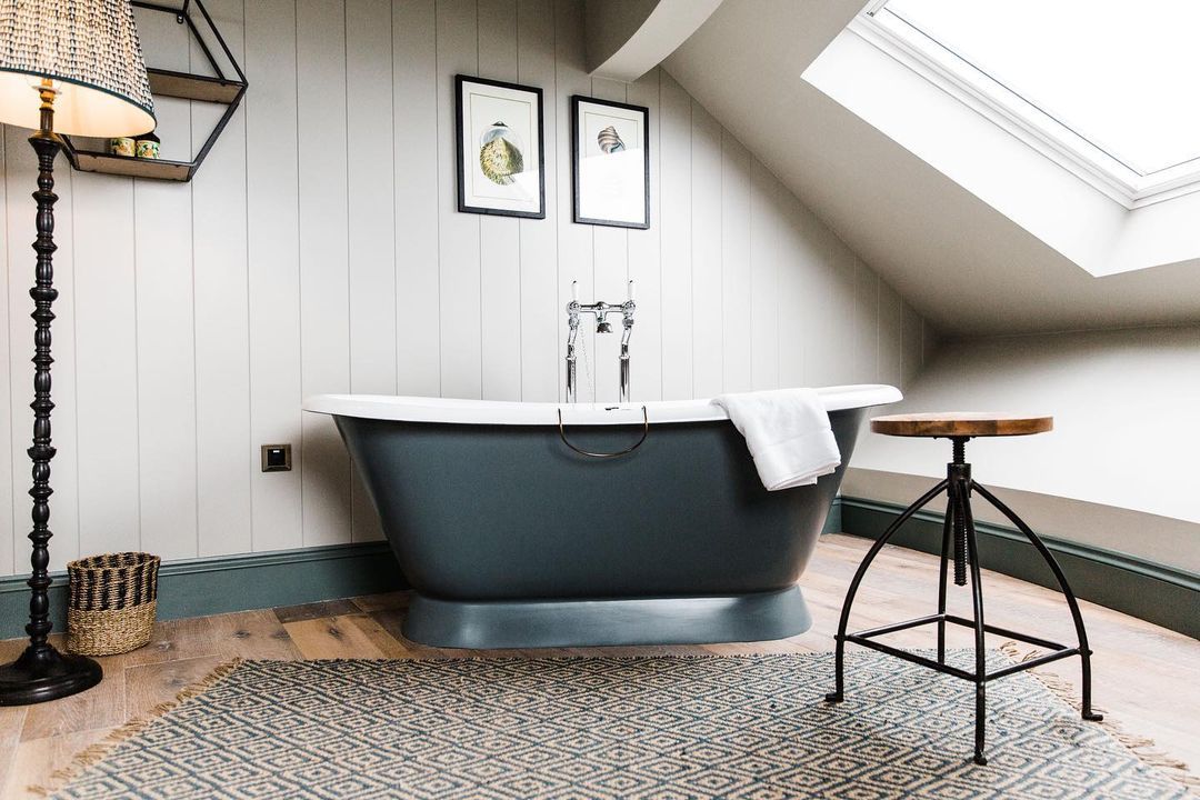 绿色浴缸在浴室里