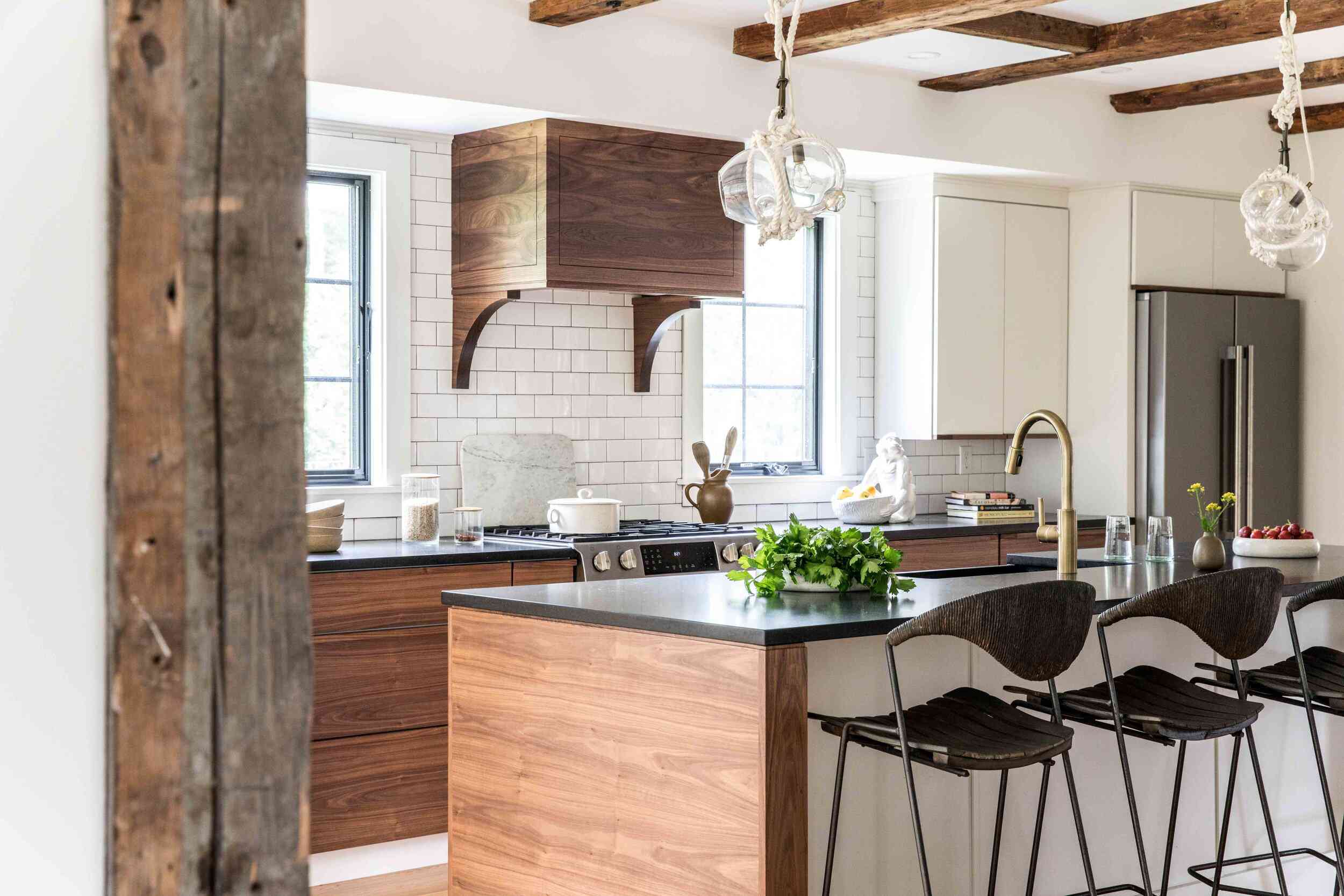 厨房里有木制的橱柜和木制的抽油烟机