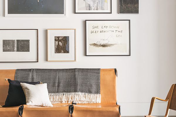 客厅里画廊的一面大墙