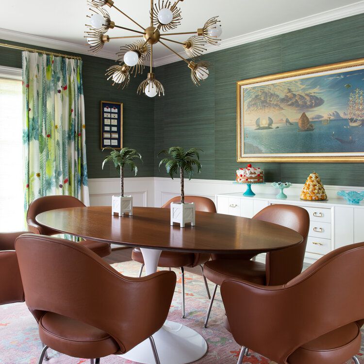 森林绿色的餐厅，装饰着淡绿色的印花窗帘