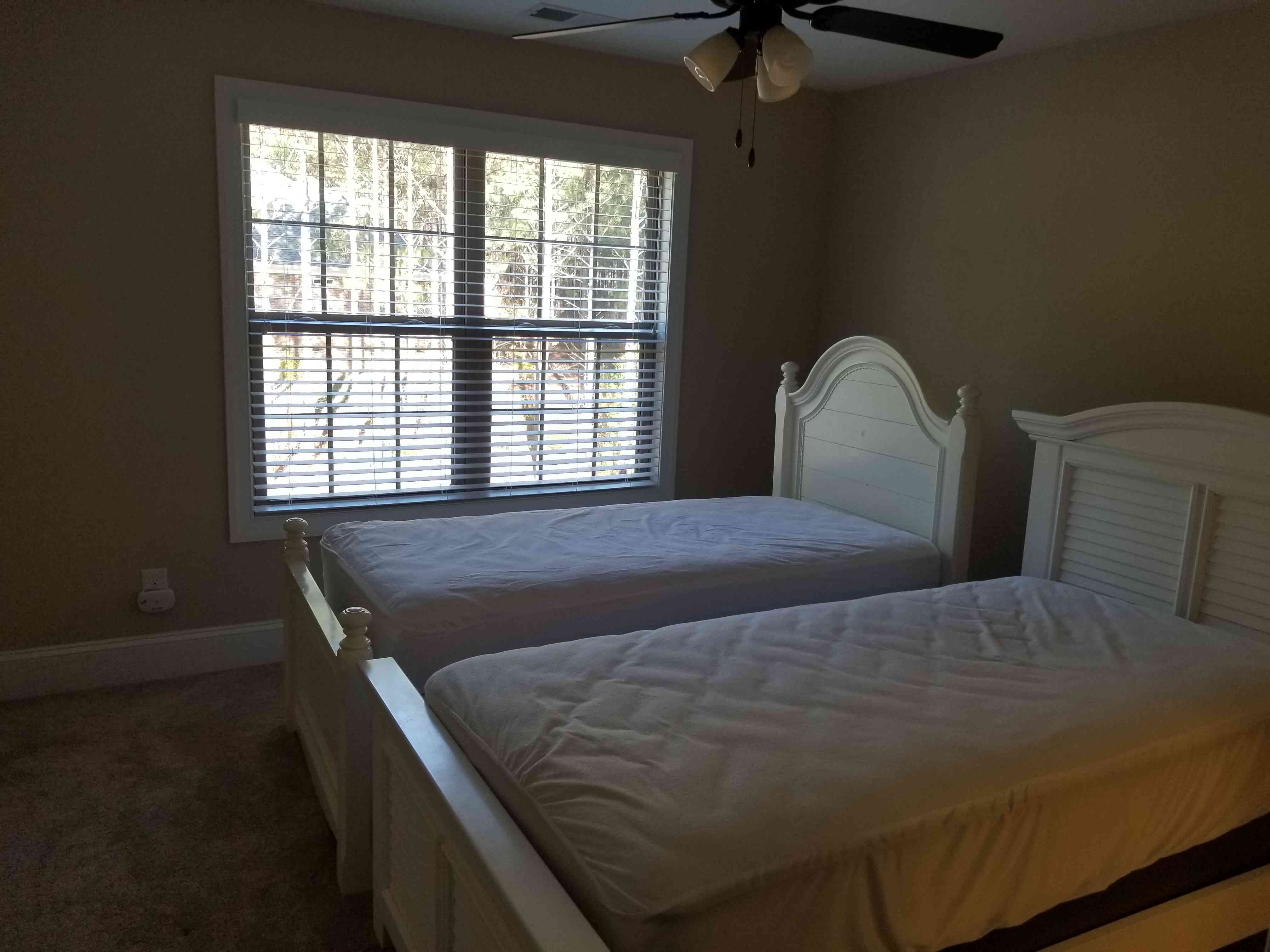 在射击空的卧室之前。